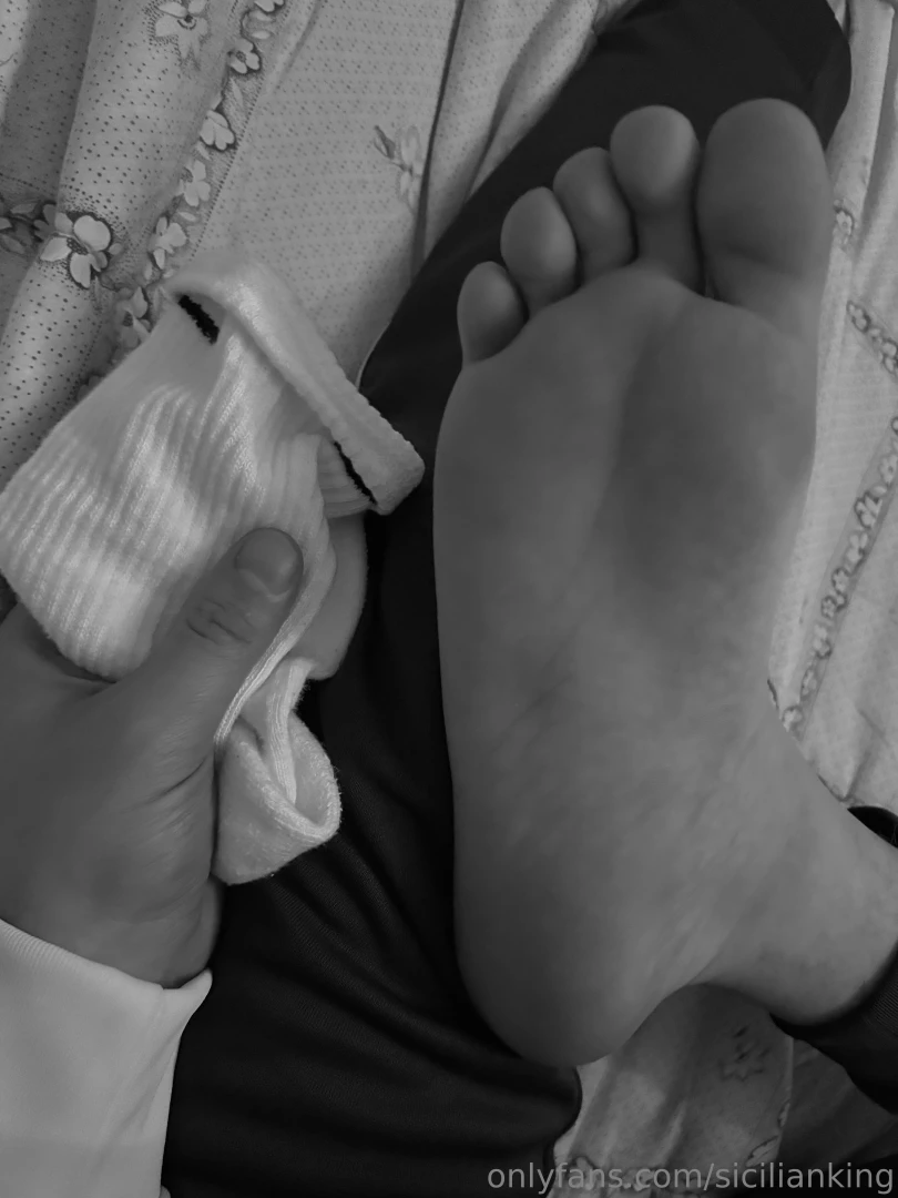 Piedi liberi da sneakers e calzini usati per 3 giorni di fila eheh chi 