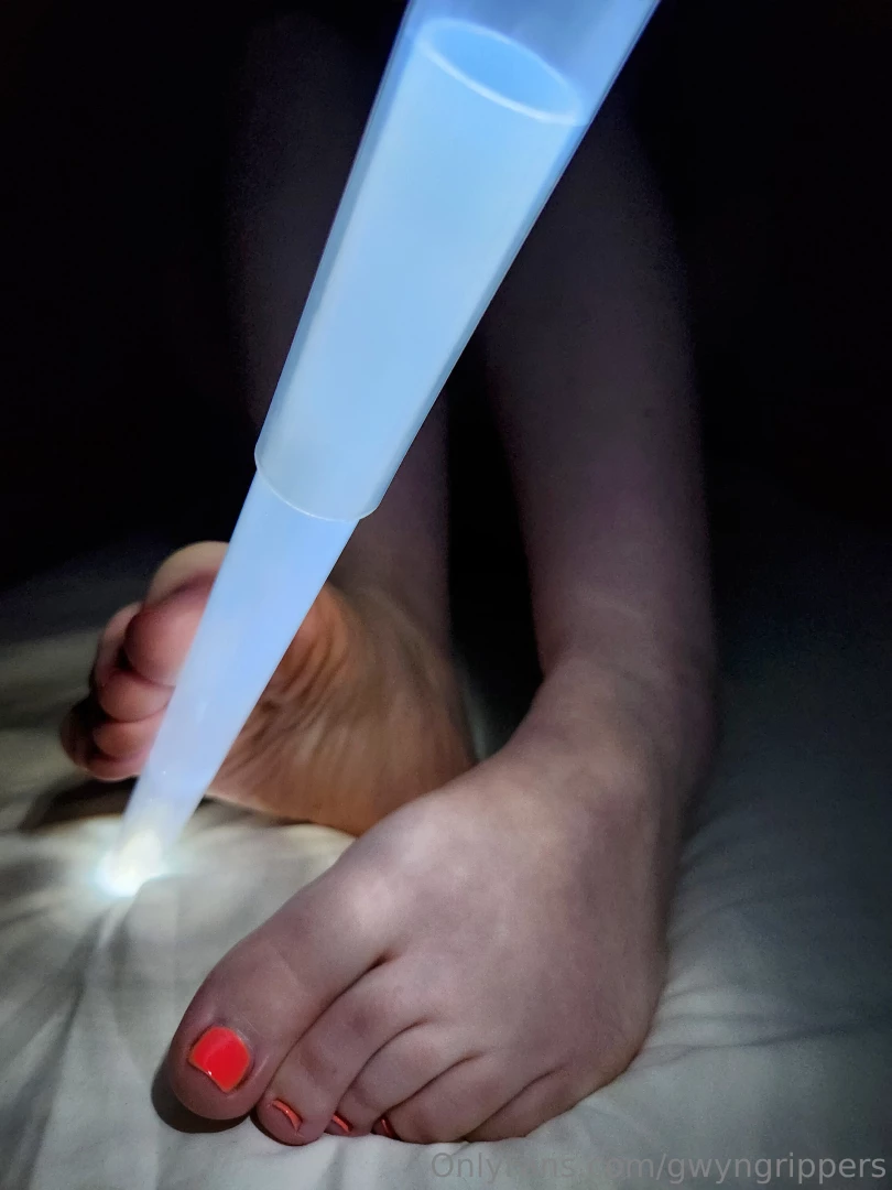 I ve gotta say the glow from ahsoka s saber looks realllyyyyyyy 