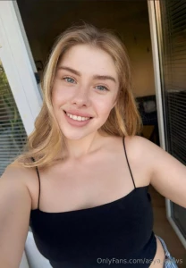 Let me distract you vanessa_gold cute girl vanessa_gold loves to play part 32