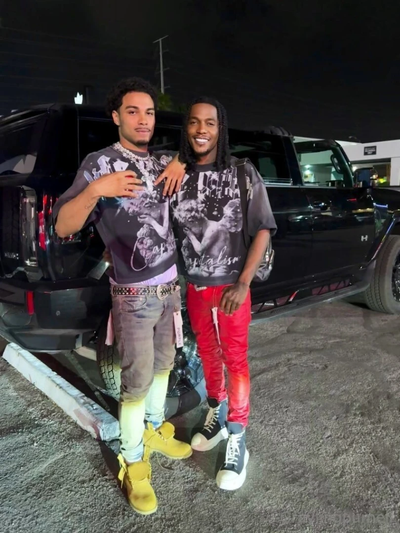 I never post pics of us fully dressed we been together for 4 months i 