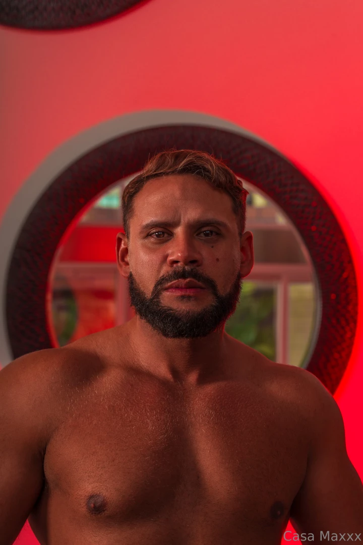 Lukaoly700 poses to show off his sexy bod for iamjamesross at my 