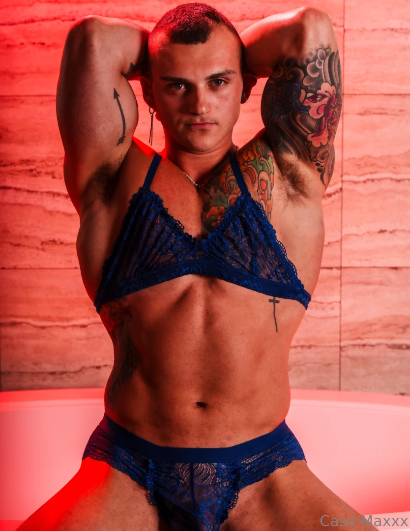 Sebastian_bluu took a dip in the pool and shows off why he won the part 7 