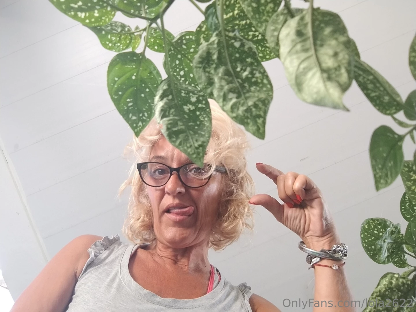 Hahaha your little penis makes me laugh a lot do you want me to see it 