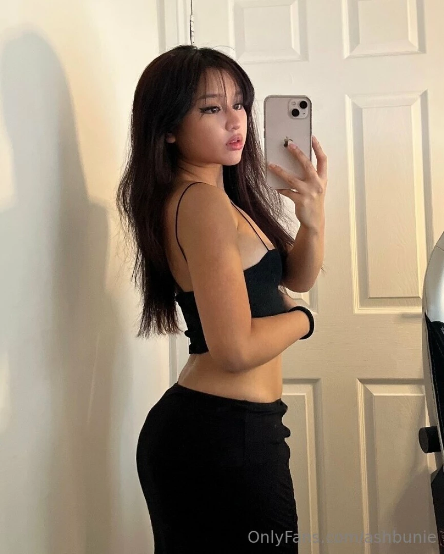 Pre stream mirror selfies 