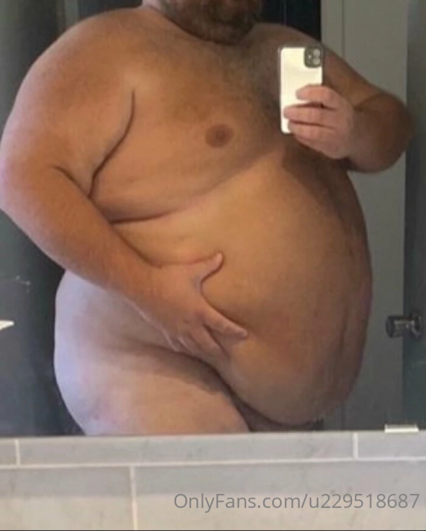 Big daddy bear mirror selfie 