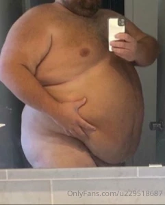 Big daddy bear mirror selfie