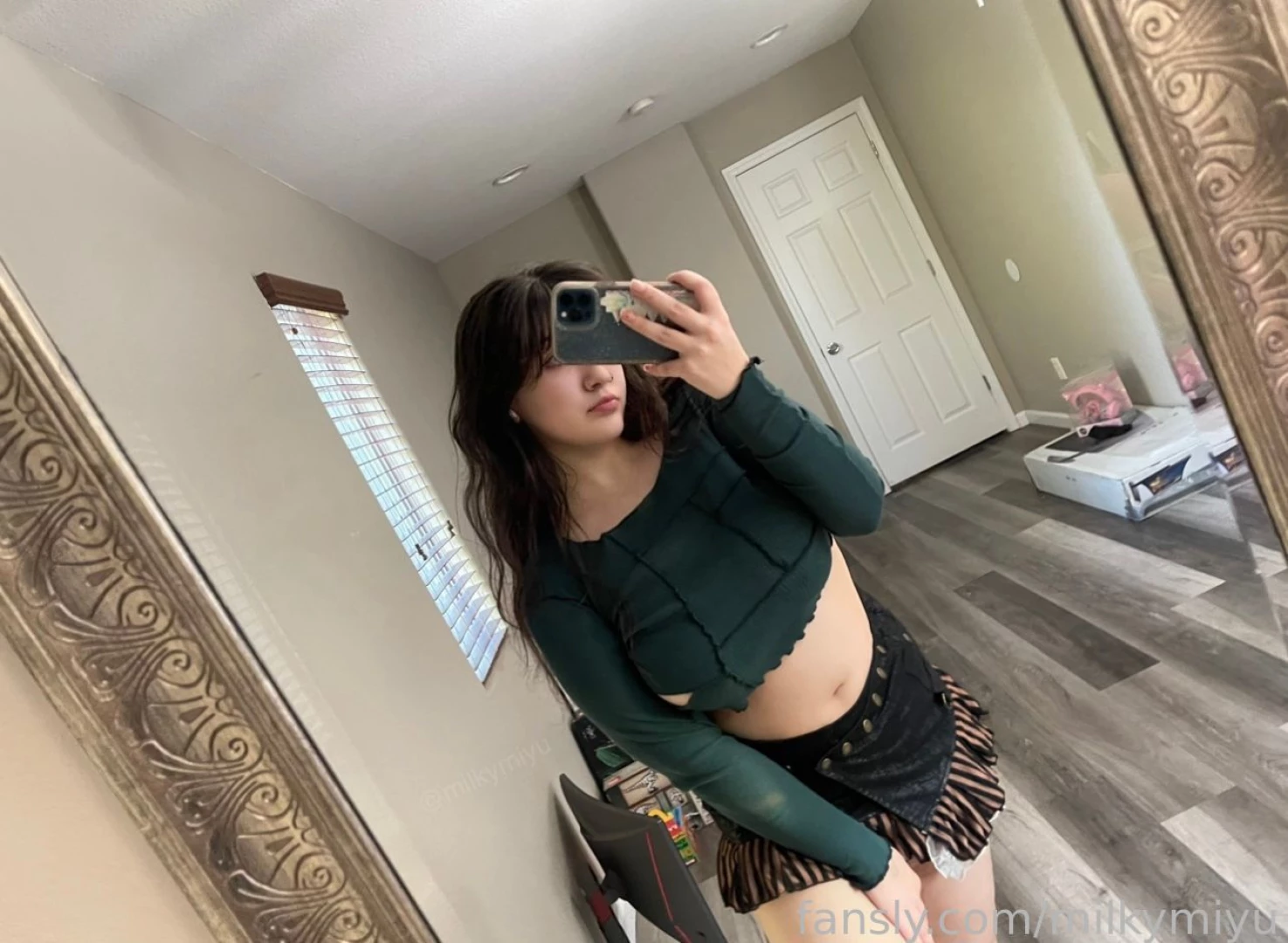 Here s a pic so you don t miss me 