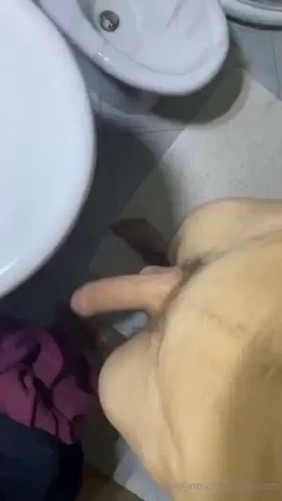 Buongiorno chi mi lecca il buchetto mentre mi munge il pisellone che 