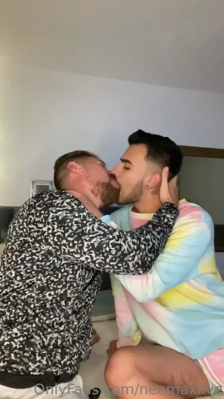 I felt her shyness in his kisses but little by little she began to 