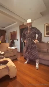 Veja como e perigoso pegar o cowboy caval o acordando esse mach o ra z