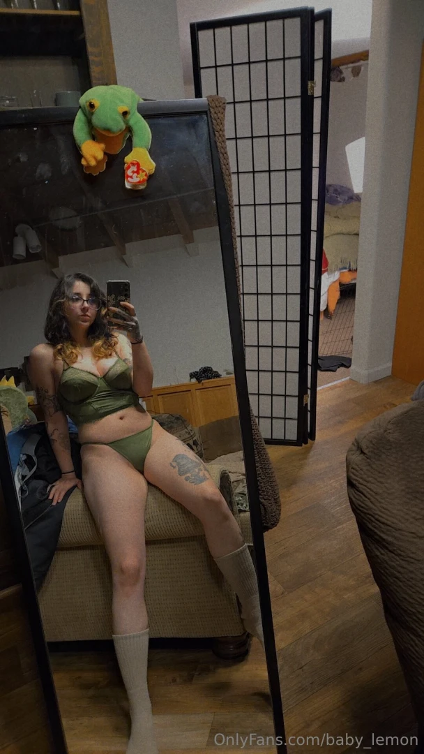 Swipe to see me having fun tonight 2 solos attached with some teasers part 3 