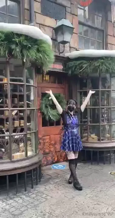 Campaign 1 pay for my day at universal this is to cover my tickets 