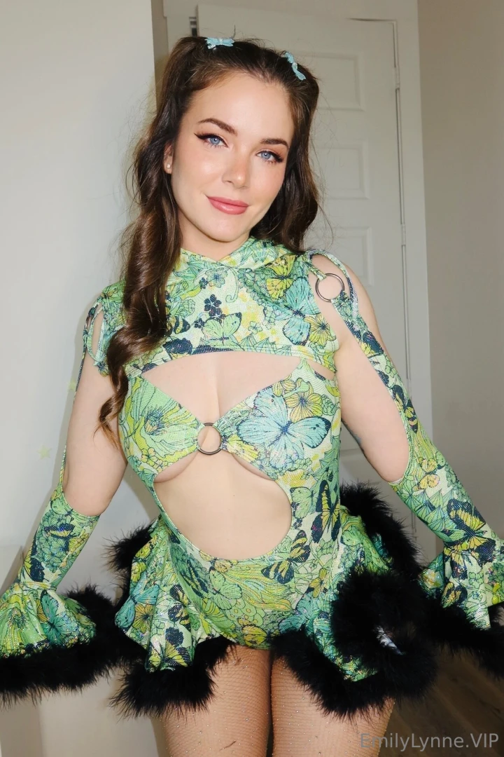 I love posting sexy clothed content do you guys like it 