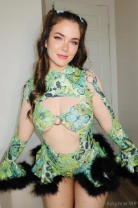 I love posting sexy clothed content do you guys like it