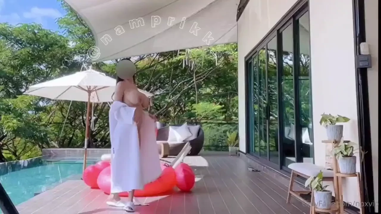 The best way to enjoy a vacation with me is by strolling around 