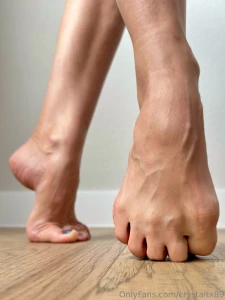 Something else gorgeous shots extreme arches wrinkled soles rainbow