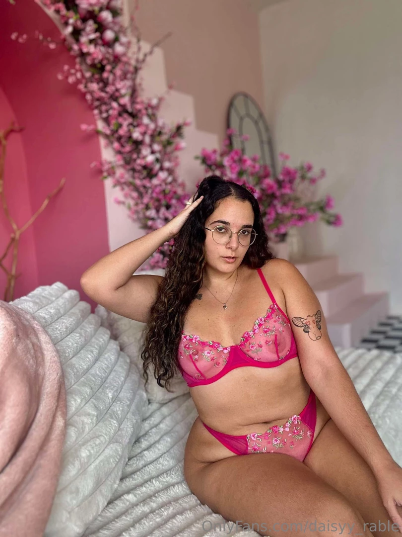 Omggggg she s so hot and her page is free https onlyfans com 