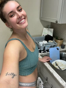 I put a vibrator in my underwear while doing dishes spoiler the dishes