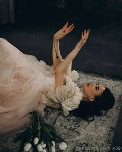 I want to share this shoot with you with this gorgeous bouquet what do