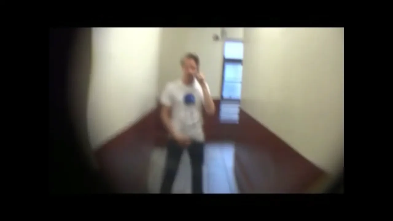 Peephole str8 guy 1 very horny str8 guy from cl came over and called 