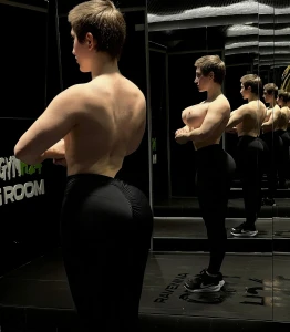 I took this pic secretly in the posing room of my gym