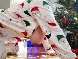 Don t worry santa i have plentyyyy of milk for your cookies hugeboobs part 3