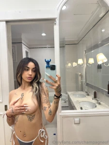 Hola amorr me acompa as a la ducha