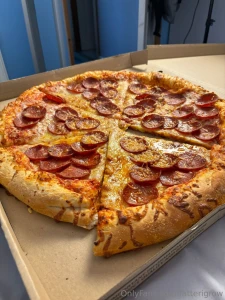 I swear this pizza makes me look skinny part 2