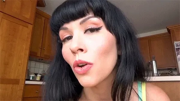 A tiny afternoon snack for giantess daphney rose while rummaging 