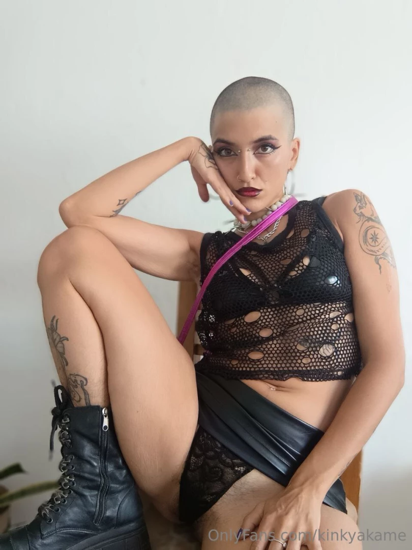 Short skirt so you can eat my pussy 