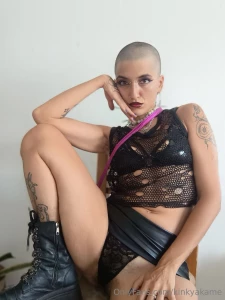 Short skirt so you can eat my pussy