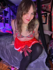 I loved taking pics in my cute holiday fit i loved stripping them even