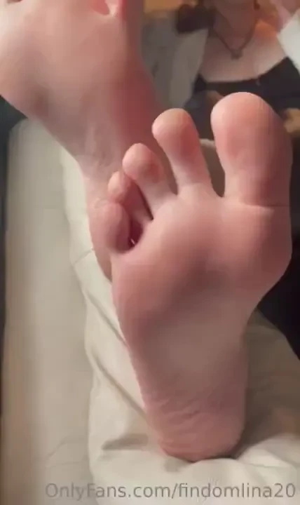 Komm her und sei mein aschenbecher w hrend ich meine g ttlichen f e 