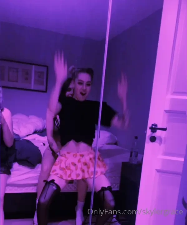 She fingeres me all the time i love it 