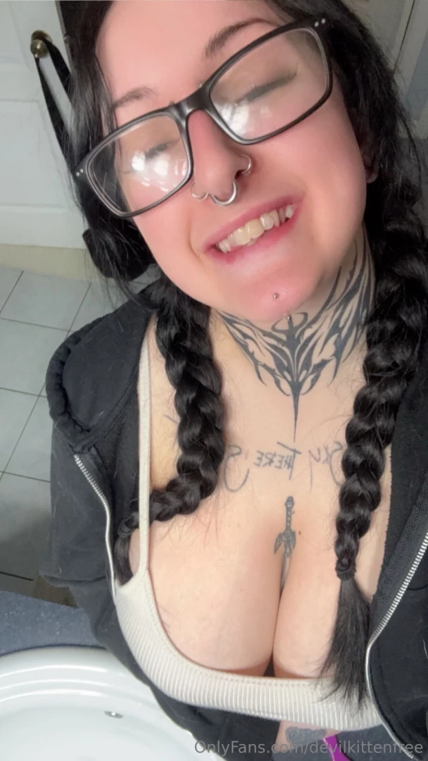 Wanna see my tits ass or pussy tip me atleast 20 or more and ill send 