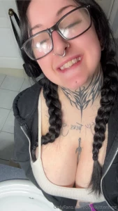 Wanna see my tits ass or pussy tip me atleast 20 or more and ill send