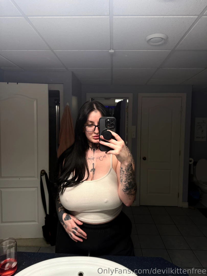 Wanna see me take my tits out 