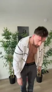 You see me at the gym like this wyd wanna see the full video send me a