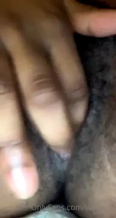 Rubbing this pussy a bit 