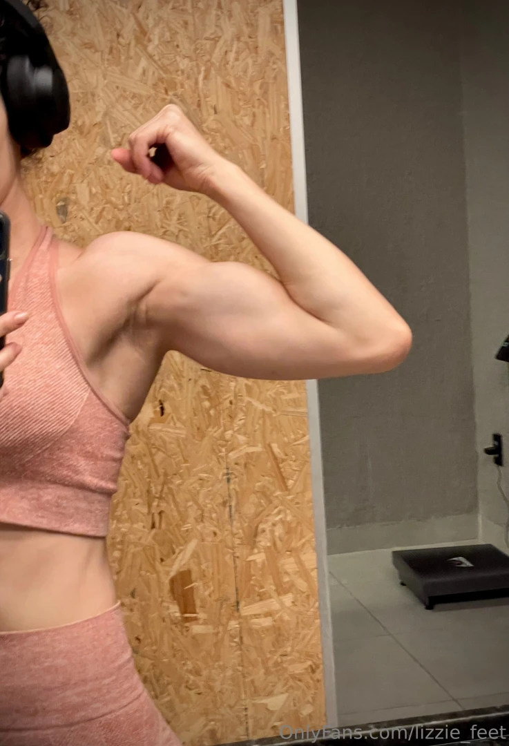 Algu m a curte mulher que treina gym 