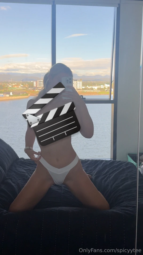 Who s feeling bored and lonely tonight babes and wants some companyyy 