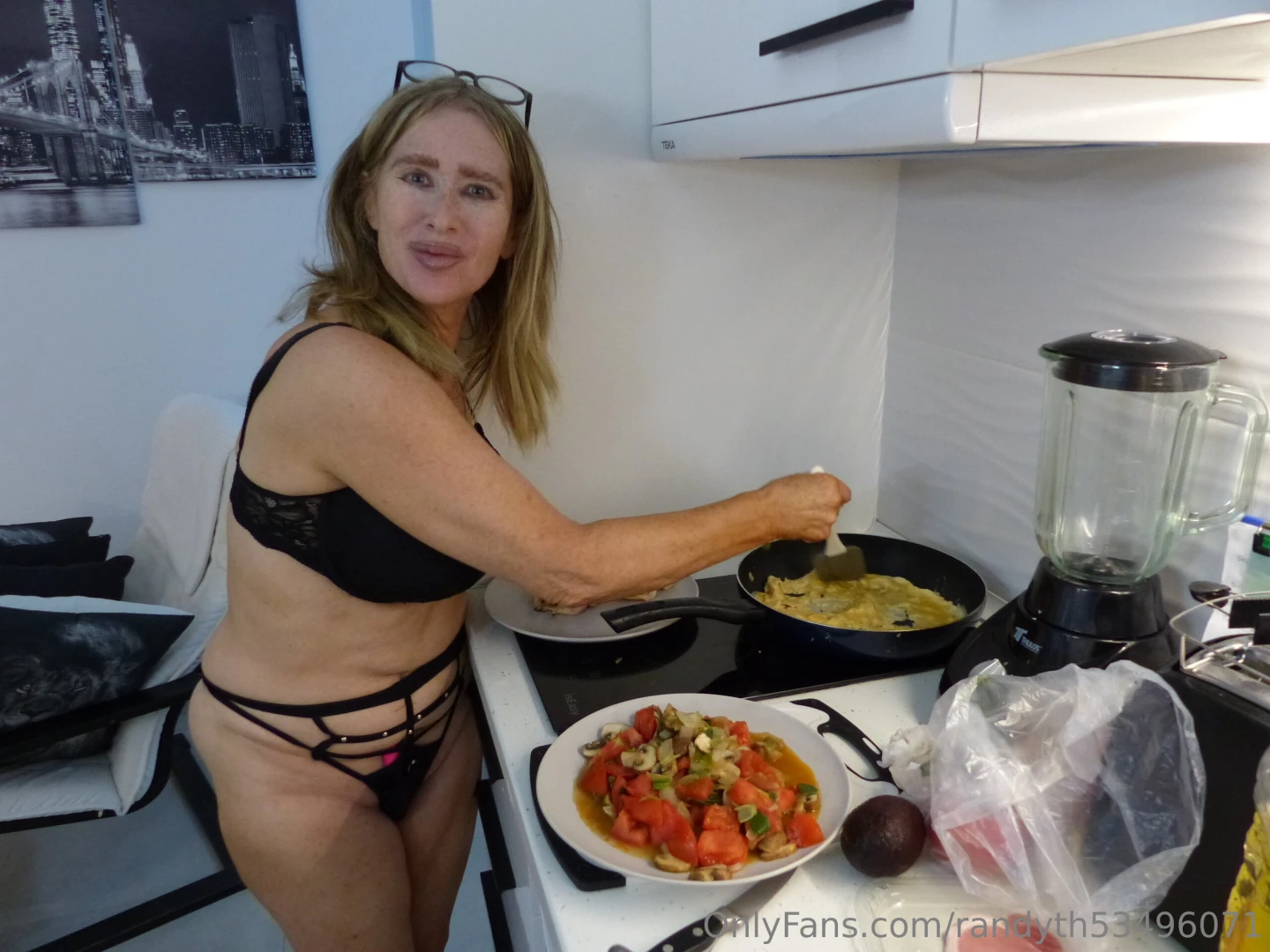 I love it when she gets horny cooking breakfast ladyenglish 