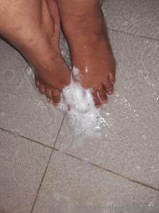 Cleaning and rubbing my tired feet with cream part 2