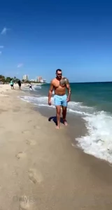 Who love the beach like me