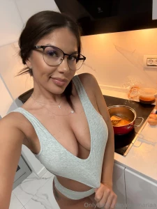Would you rather eat me or eat what i m cooking