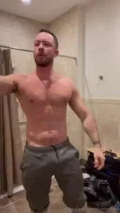 Time for some showing off in the gym locker room got a hole i can use