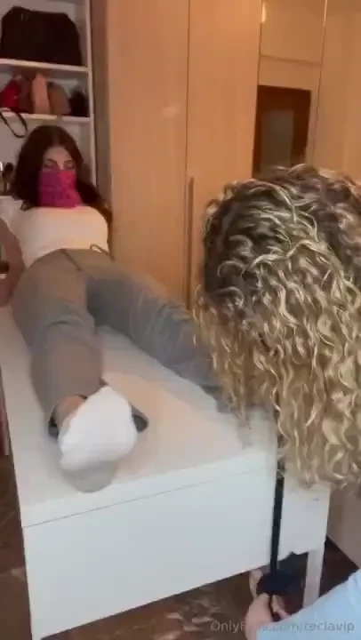 Tickle vid of 5 min with my friend 