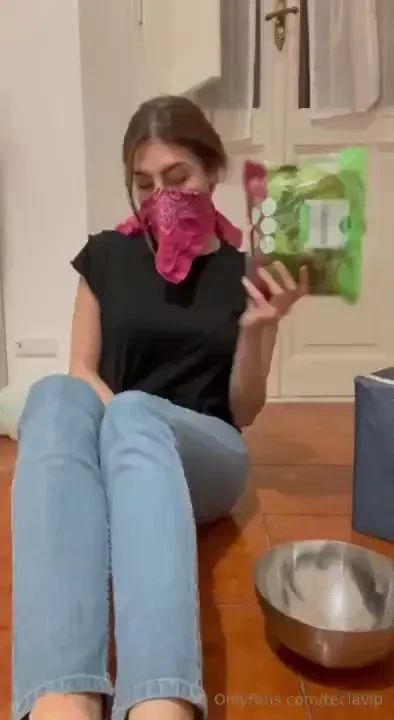 In cucina con tecla mangiare un insalata condita dai miei piedi e 