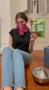 In cucina con tecla mangiare un insalata condita dai miei piedi e