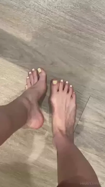 A lil foot tease for yoouuuu 